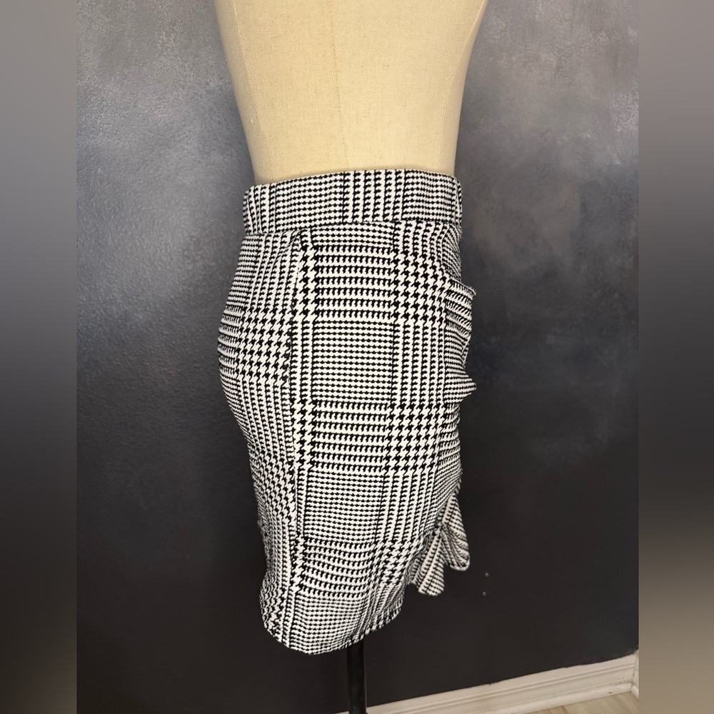 🖤Line & Six Black and White Houndstooth Wrap Mini Skirt - Size L🤍 - Picture 3 of 7